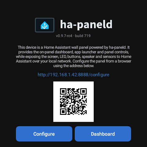 Het wachtscherm van het paneel vóór de installatie, met het configuratieadres, een QR-code en de knoppen Configureren en Dashboard